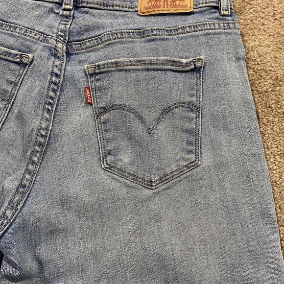 Levi’s Bermuda Denim Shorts Women’s 28x12 Light Wash Distressed Denim - Picture 6 of 11